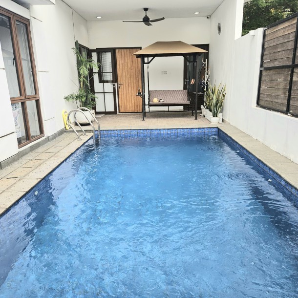 Rumah Mewah Furnish, Ada Kolam Renang Pribadi di Metlend Menteng, Jakarta timur-0